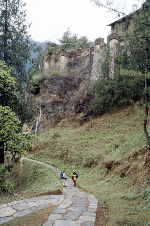b_275l drukgyel dzong.jpg - Bhoutan - Jomolhari, entre Drukgyel Dzong et le 1er bivouac promenade sous les ruines de Drukgyel Dzong, détruit par un incendie provoqué par une lampe à beurre en 1951